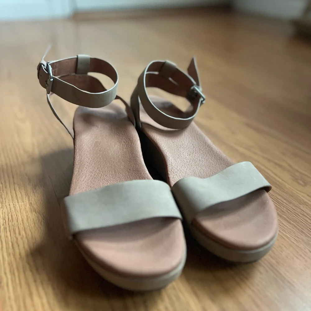 Gentle Souls By Kenneth Cole Women's Morrie Wedge Sandals Mushroom Sz 11 Comfy